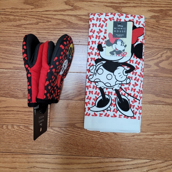 Disney Minnie Mouse matching set of oven mitts and kitchen towels - Picture 2 of 4
